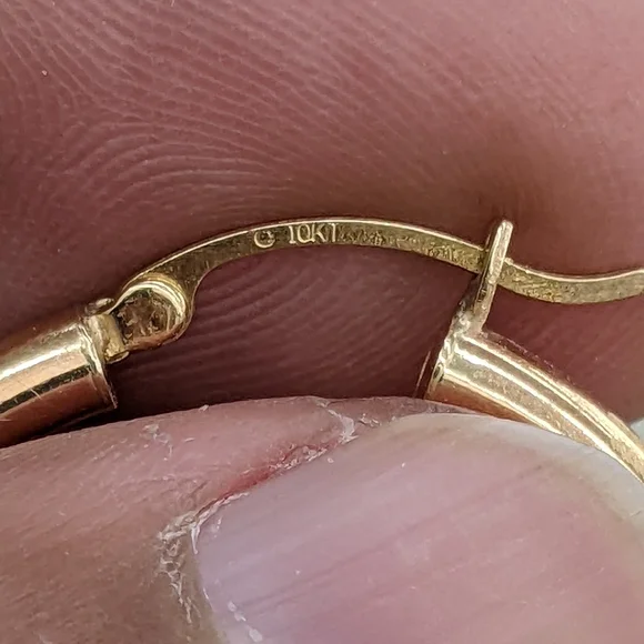 10kt Real Gold Hoop Earring - Picture 10 of 10